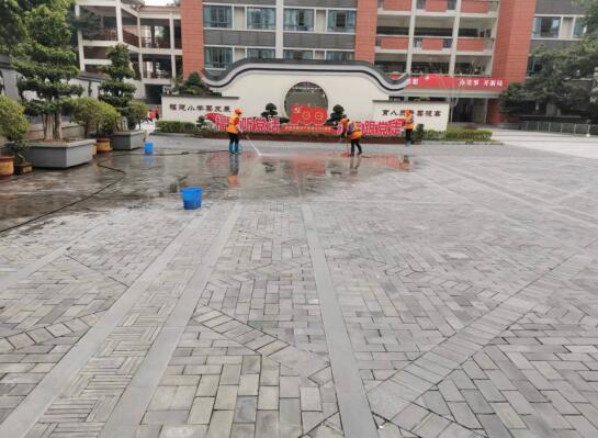 2021年12月8日重慶市萬州區(qū)福建小學操場清洗項目由重慶美萬家保潔服務有限公司萬州分公司承接