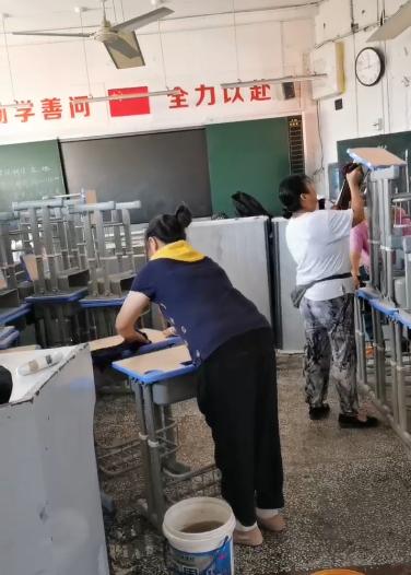 2024年8月15日萬州二中初中部開荒保潔服務由重慶美萬家保潔服務有限公司萬州分公司承接,并圓滿完成任務,且得到甲方一致好評。
