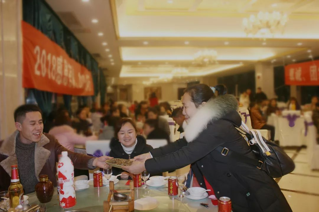 團(tuán)年聚餐合影留念