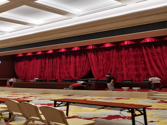 2023年9月16日萬(wàn)州三峽學(xué)院演播廳清洗服務(wù)由重慶美萬(wàn)家保潔服務(wù)有限公司萬(wàn)州分公司承接，并圓滿(mǎn)完成任務(wù)，我們?cè)诩?xì)節(jié)中追求完美，正好你需要，剛好我專(zhuān)業(yè)，讓客戶(hù)每一分錢(qián)都花到刀刃上。